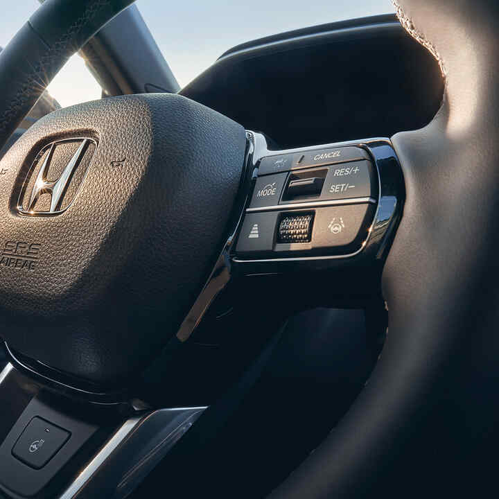Detailní záběr vyhřívaného koženého volantu vozu Honda CR-V Hybrid