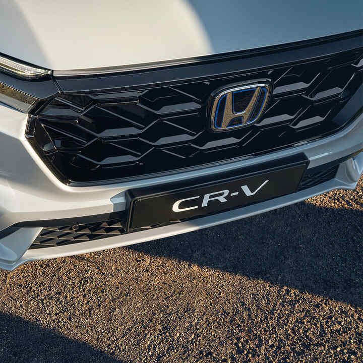 Detailní záběr masky chladiče automobilu Honda CR-V Hybrid