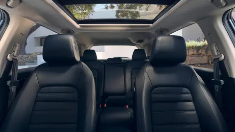 Detailní pohled na vyhřívaná přední a zadní kožená sedadla v interiéru vozu CR-V Hybrid SUV