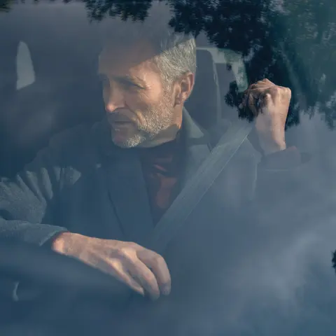 Detailní záběr na kolo a bok zaparkovaného vozu CR-V Hybrid SUV, s figurantem