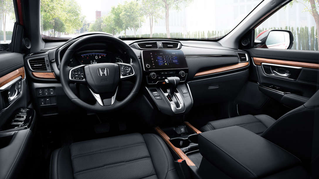 Detailní záběr palubní desky modelu Honda CR-V ve městě.