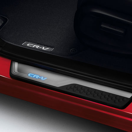 Detailní záběr na lištu prahů modelu Honda CR-V.