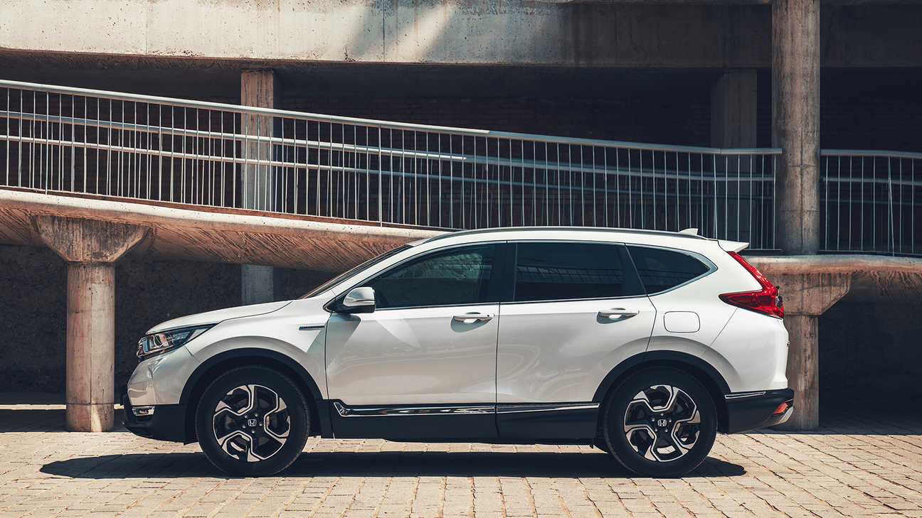 Boční pohled na vůz Honda CR-V Hybrid na ulici