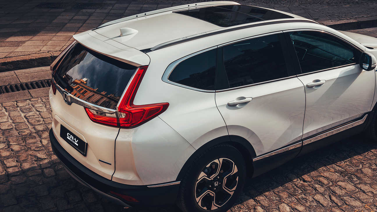 Pohled zezadu na vůz Honda CR-V Hybrid na ulici