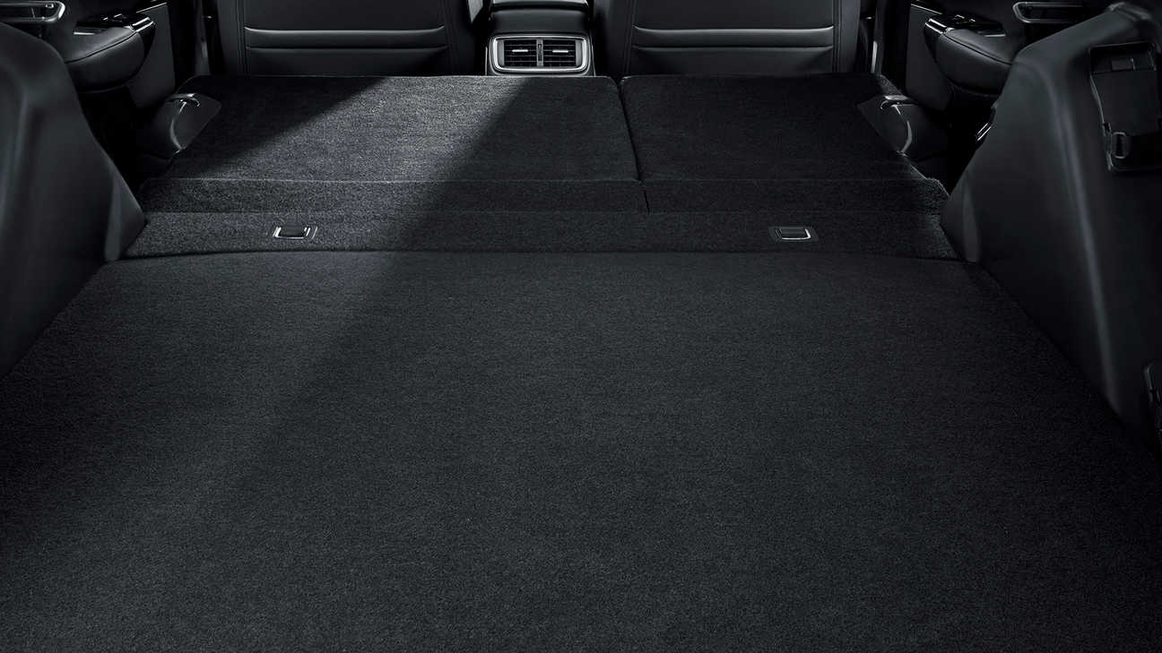 Záběr na interiér vozu Honda CR-V Hybrid se sklopenými zadními sedadly