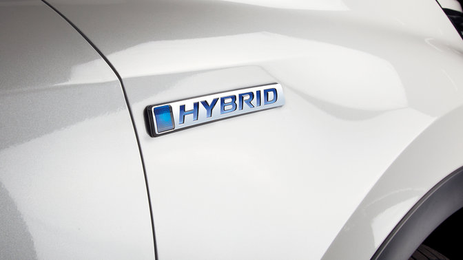 Detailní boční pohled na logo vozu Honda CR-V Hybrid