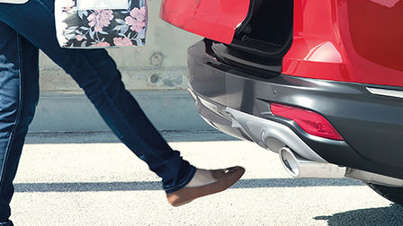 Boční pohled na použití technologie bezdotykového otevírání zavazadlového prostoru vozu Honda CR-V Hybrid