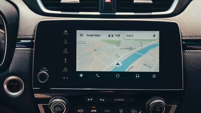 Detailní boční záběr na ikony dotykové obrazovky vozu Honda CR-V Hybrid