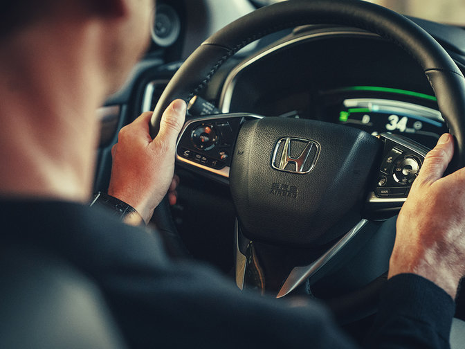 Detailní tříčtvrtinový boční záběr na volant vozu Honda CR-V Hybrid