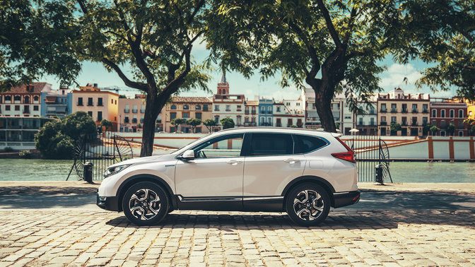 Boční pohled na vůz Honda CR-V Hybrid na ulici