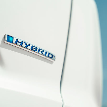 Detailní záběr na logo modelu Honda CR-V Hybrid