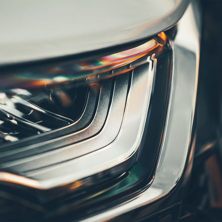 Pohled zepředu na světlomet vozu Honda CR-V Hybrid