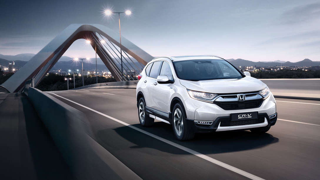 Tříčtvrtinový pohled zepředu na vůz Honda CR-V Hybrid na ulici