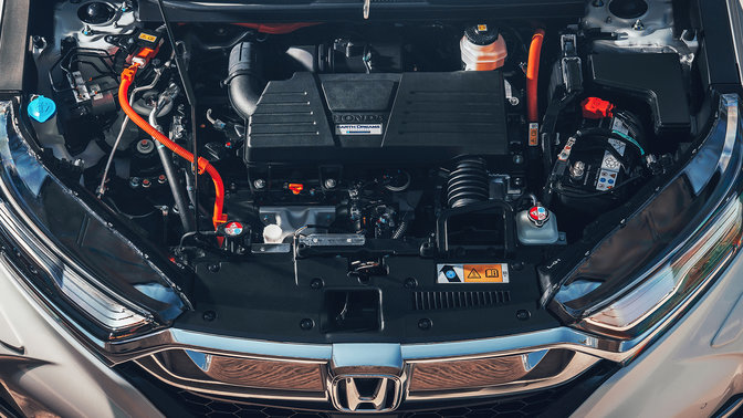 Detailní záběr zepředu na zážehový motor s Atkinsonovým cyklem vozu Honda CR-V
