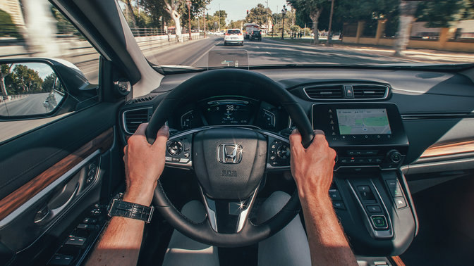Detailní záběr na interiér vozu Honda CR-V Hybrid s výhledem na ulici
