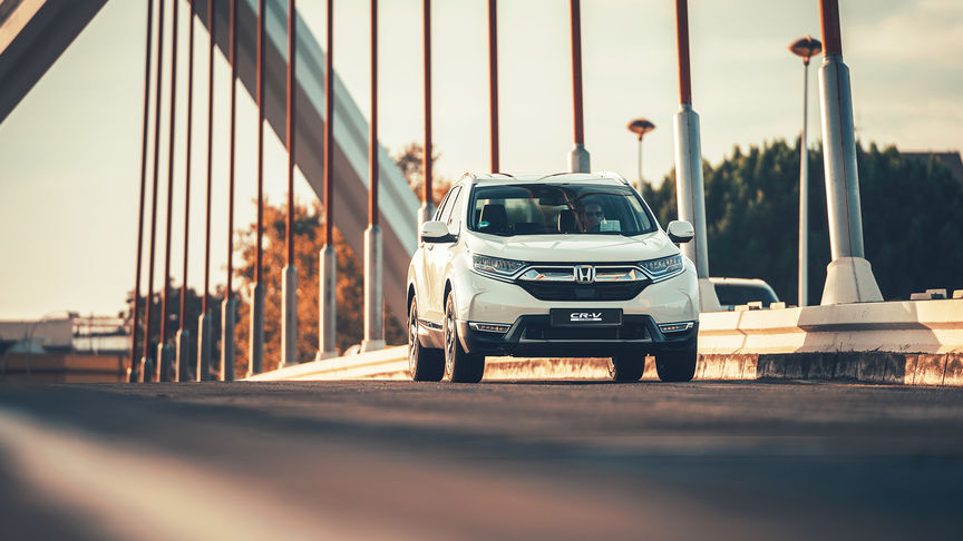 Tříčtvrtinový pohled zepředu na vůz Honda CR-V Hybrid na ulici
