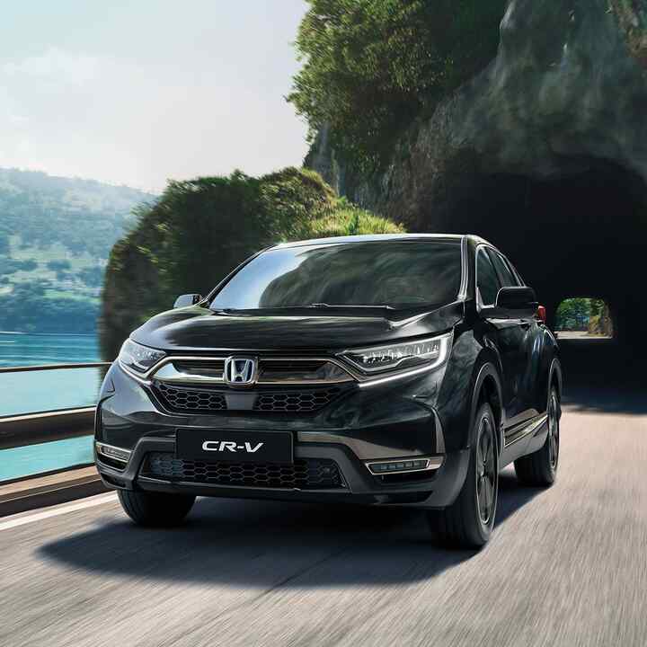 Tříčtvrtinový pohled zepředu na model Honda CR-V Hybrid