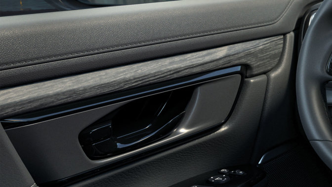 Honda CR-V s černými dveřními panely a konzolou s efektem žilkování dřeva