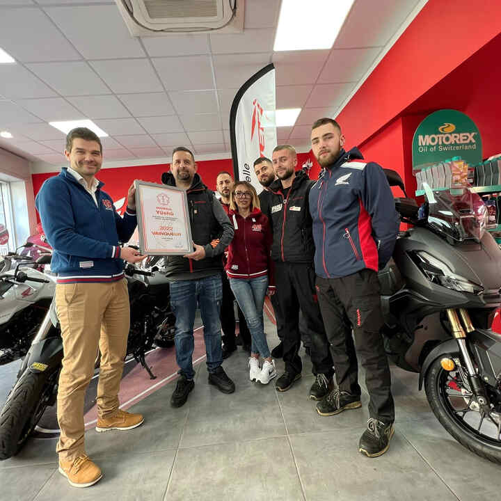 Prodejci motocyklů Honda oslavují své ocenění.