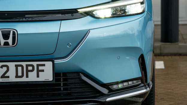 Detail zaparkovaného modrého vozu Honda e:Ny1