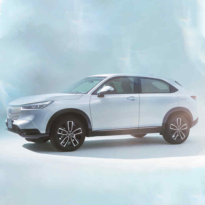 Přední tříčtvrteční pohled na model HR-V ve studiu