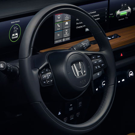 Detailní záběr volantu vozu Honda.