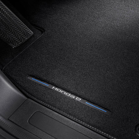 Detailní záběr na podlahovou rohož modelu Honda e.