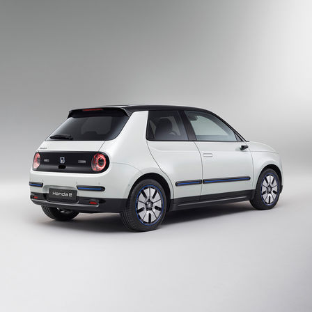 Zadní tříčtvrtinový pohled zprava na model Honda e ve studiu
