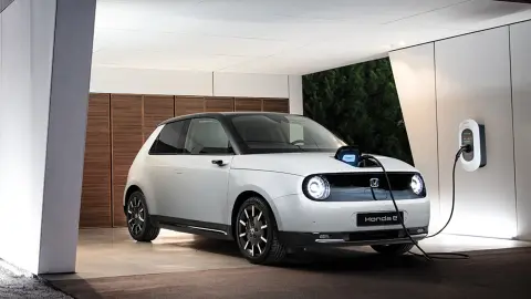 Honda e zaparkovaná a nabíjená v soukromém sídle.