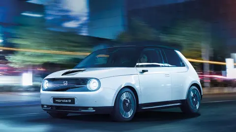 Honda e jedoucí po městě.