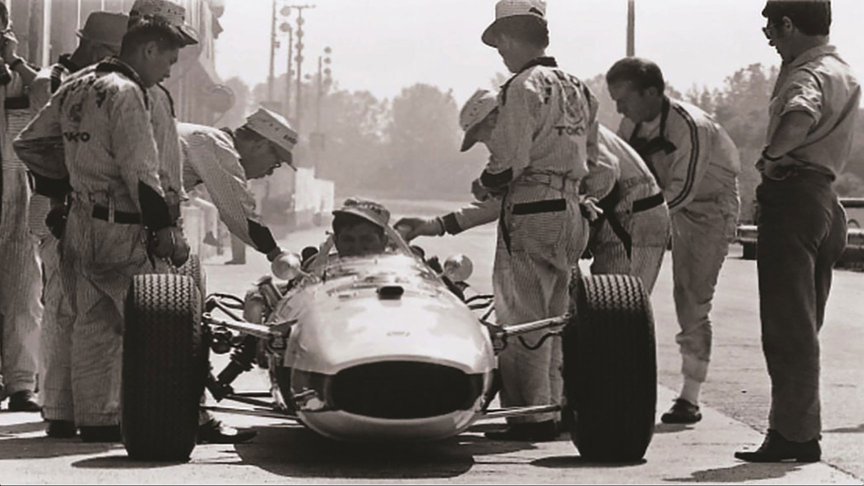 Soichiro Honda v rámci příprav na náš první závod Formule 1 v roce 1964 na Velké ceně Německa.