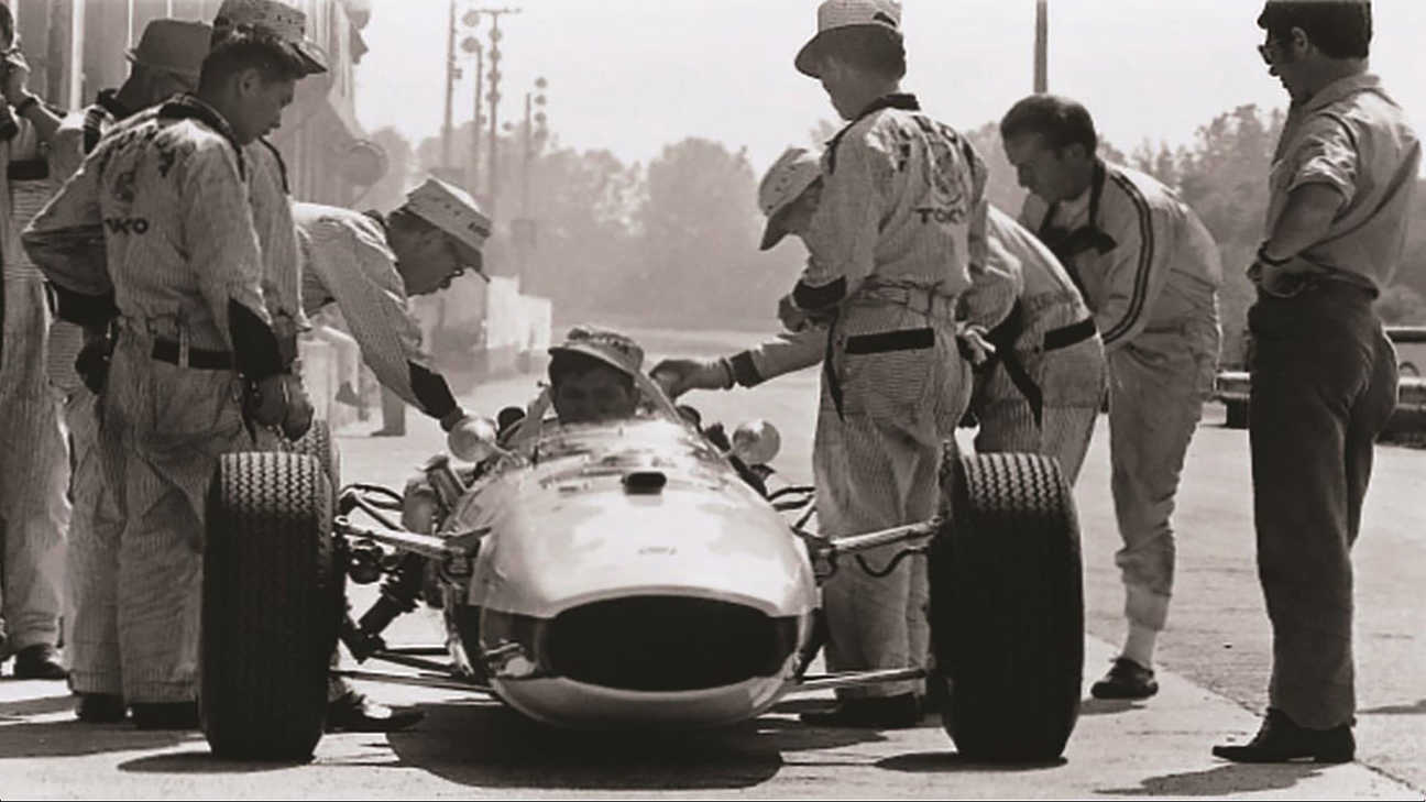 Soichiro Honda v rámci příprav na náš první závod Formule 1 v roce 1964 na Velké ceně Německa.