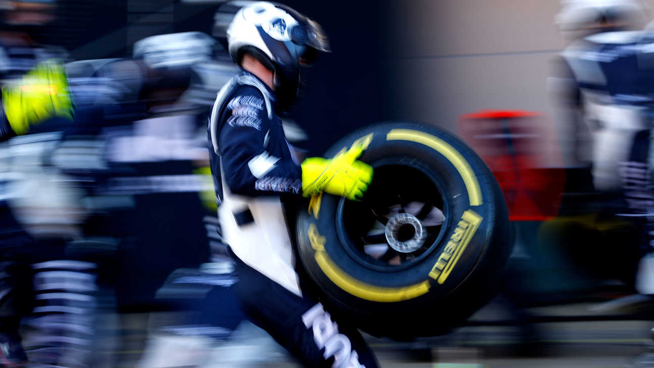 Mechanik Scuderia Alphatauri s pneumatikou na zastávce v boxech