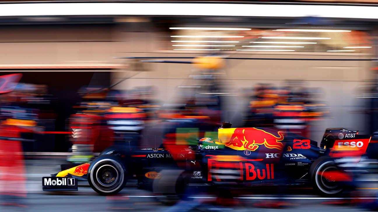 Závodní vůz Aston Martin Red Bull na zastávce v boxech