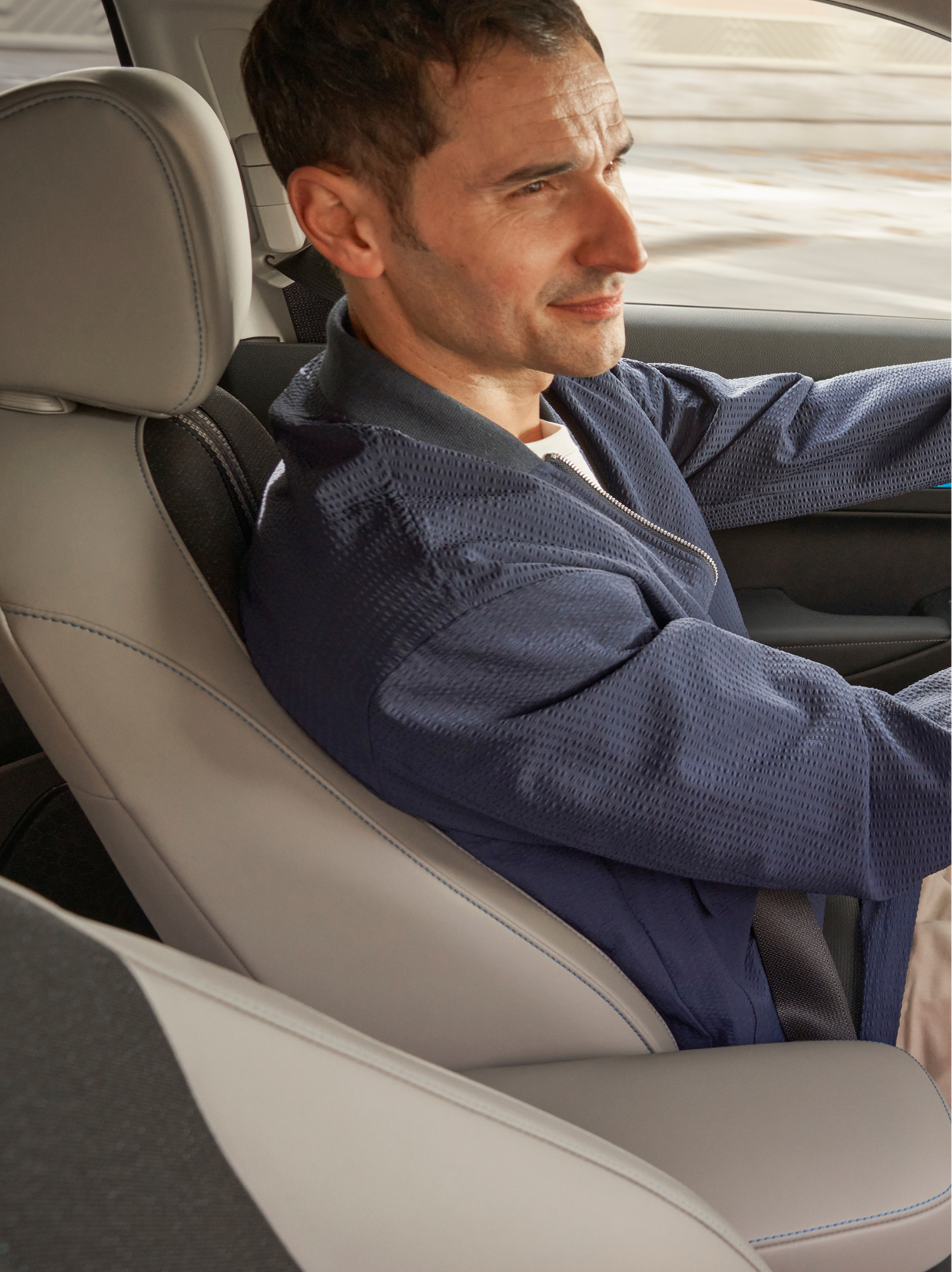 Řidič sedí za volantem vozu Honda HR-V, pohled z místa spolujezdce vpředu, s viditelnou přístrojovou deskou a navigační mapou zobrazenou na středové obrazovce.