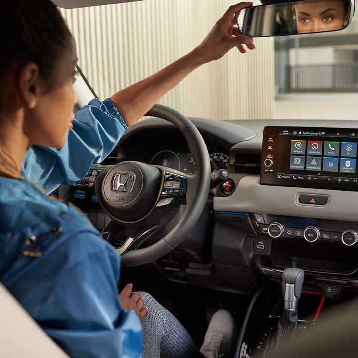 Interiér předního sedadla řidiče a palubní deska modelu HR-V. 