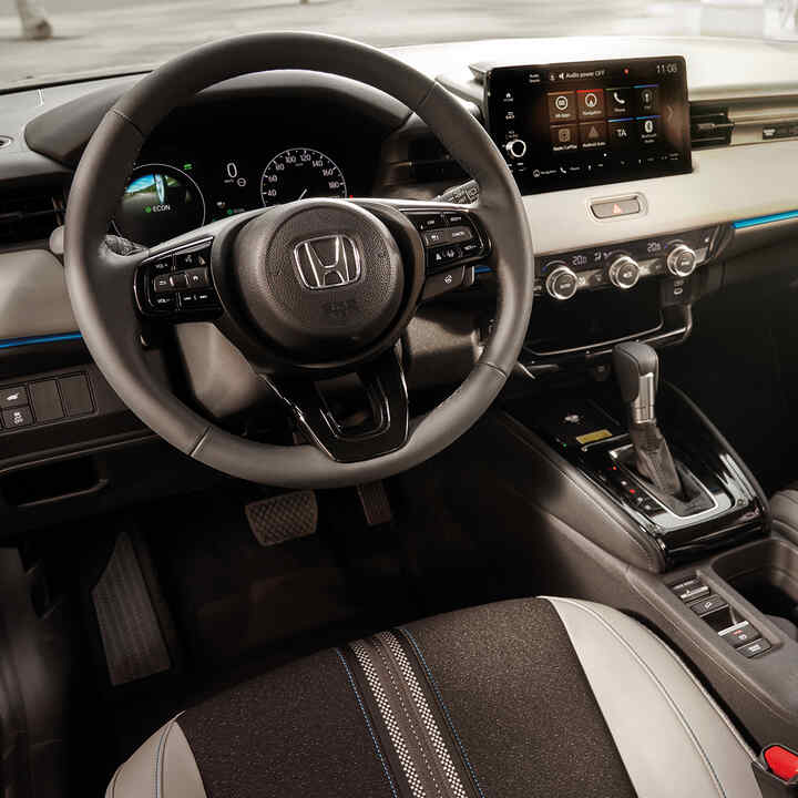 Interiér předního sedadla řidiče a palubní deska modelu HR-V. 