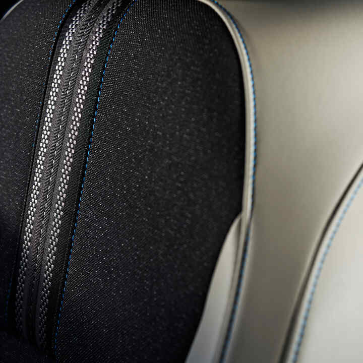 Detail prošívání sedadel HR-V zblízka. 
