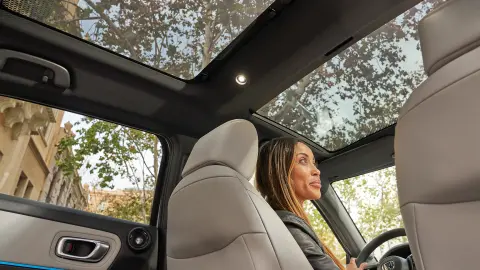 Pohled na panoramatickou skleněnou střechu ve voze Honda HR-V zevnitř. 
