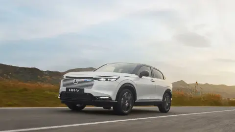 Tříčtvrtinový pohled na model Honda HR-V při jízdě krajinou