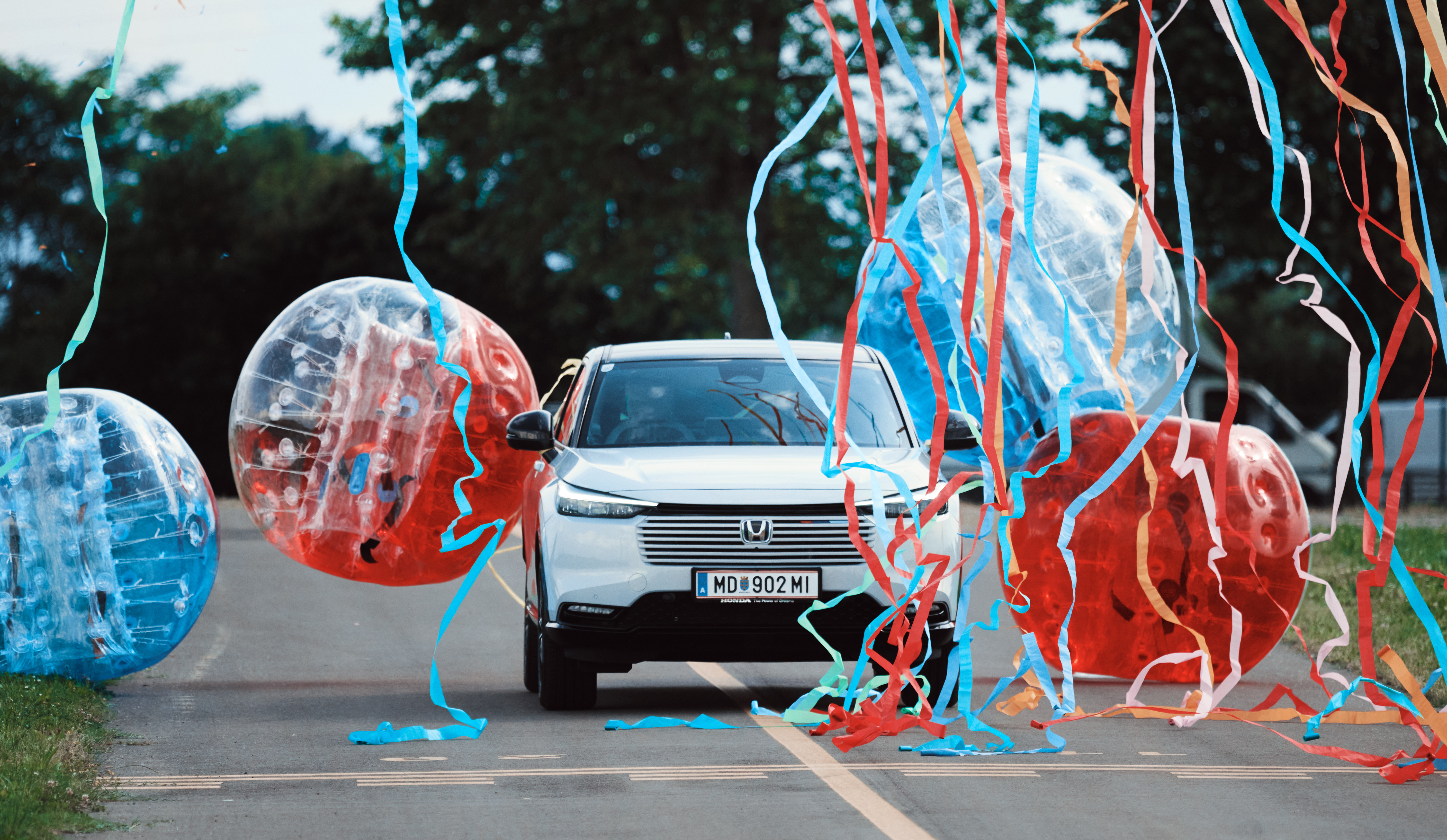 HR-V naráží do sady balónků