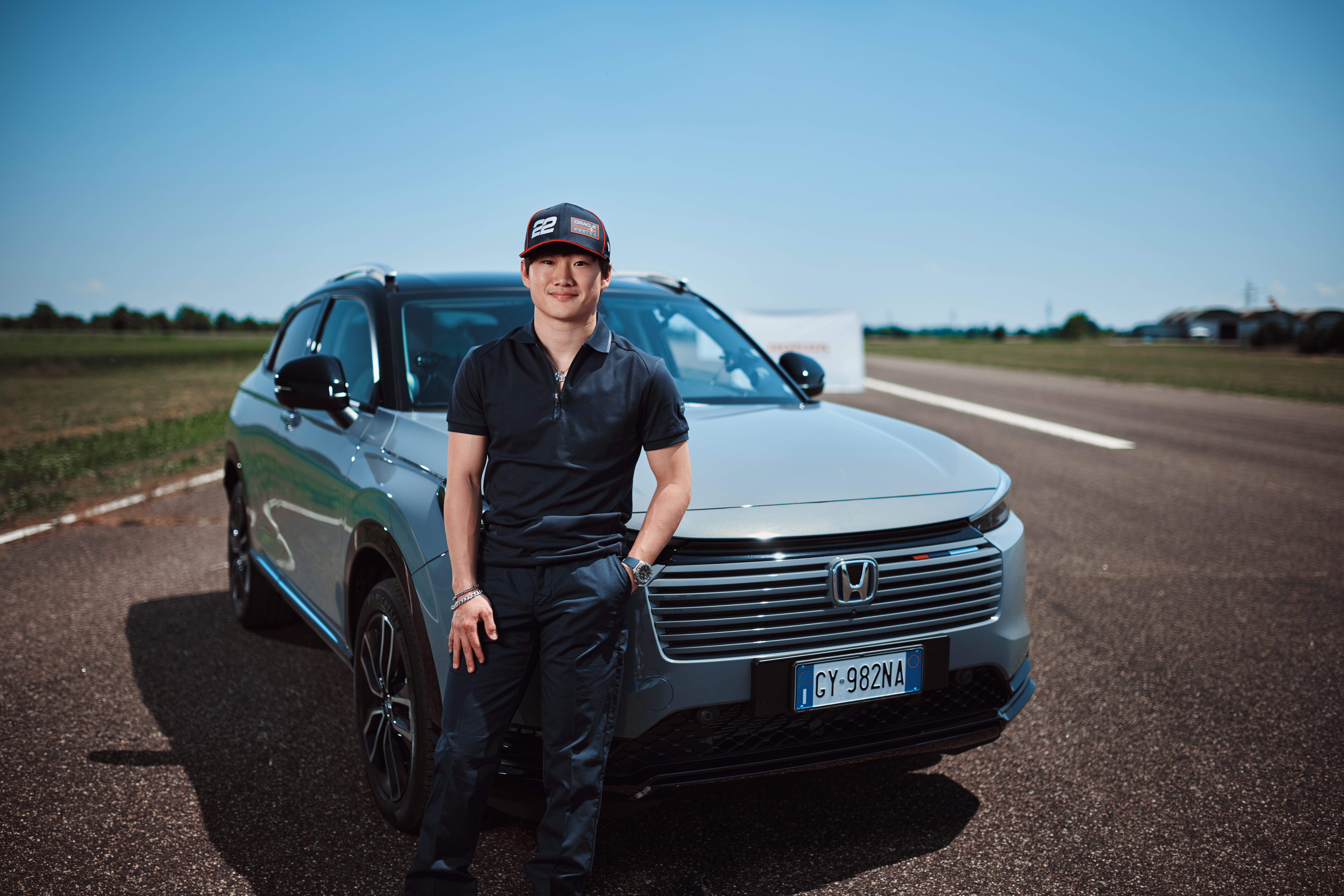 Júki stojí vedle přední mřížky chladiče modelu HR-V