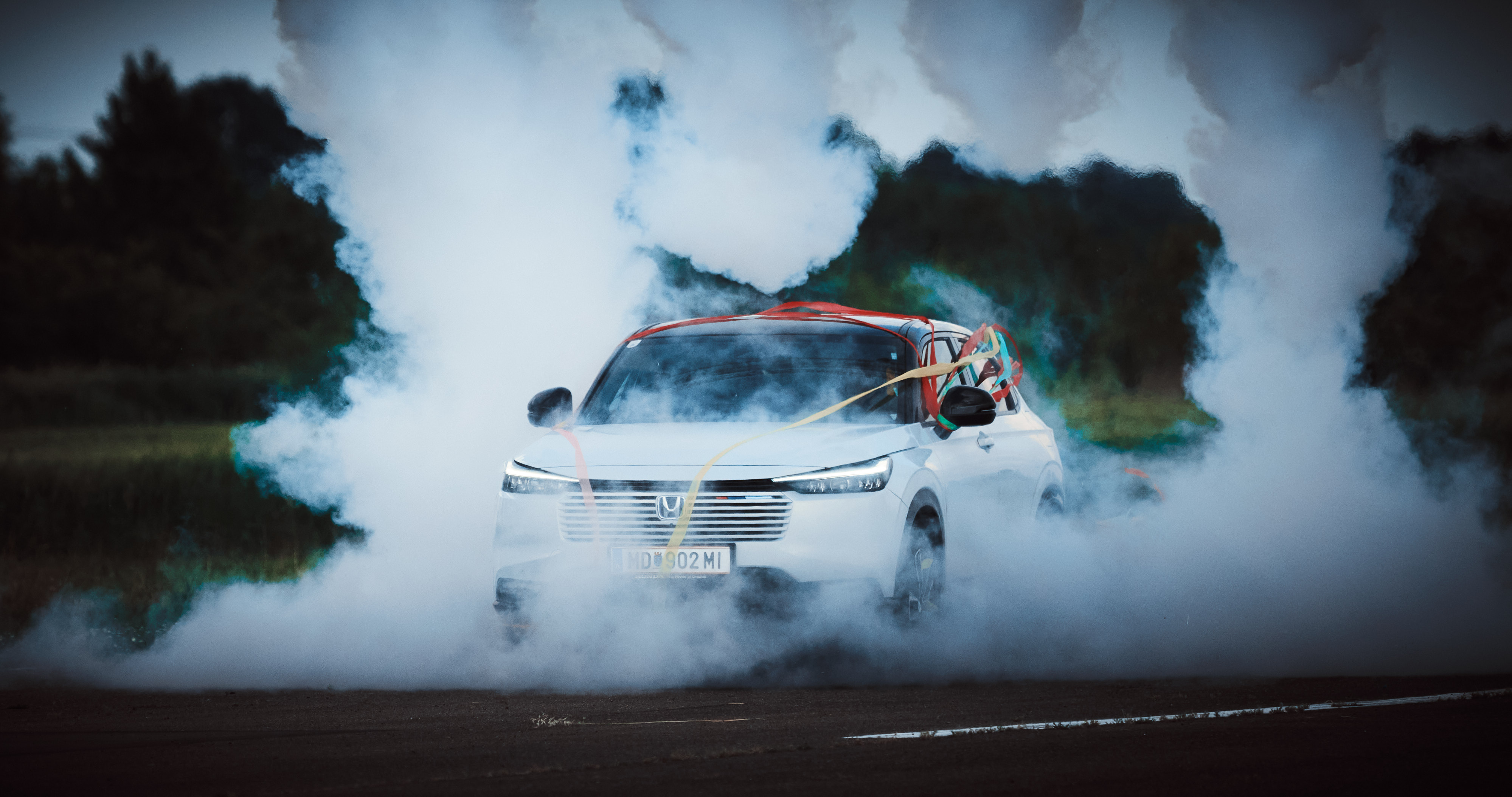 HR-V v kouři z pneumatik