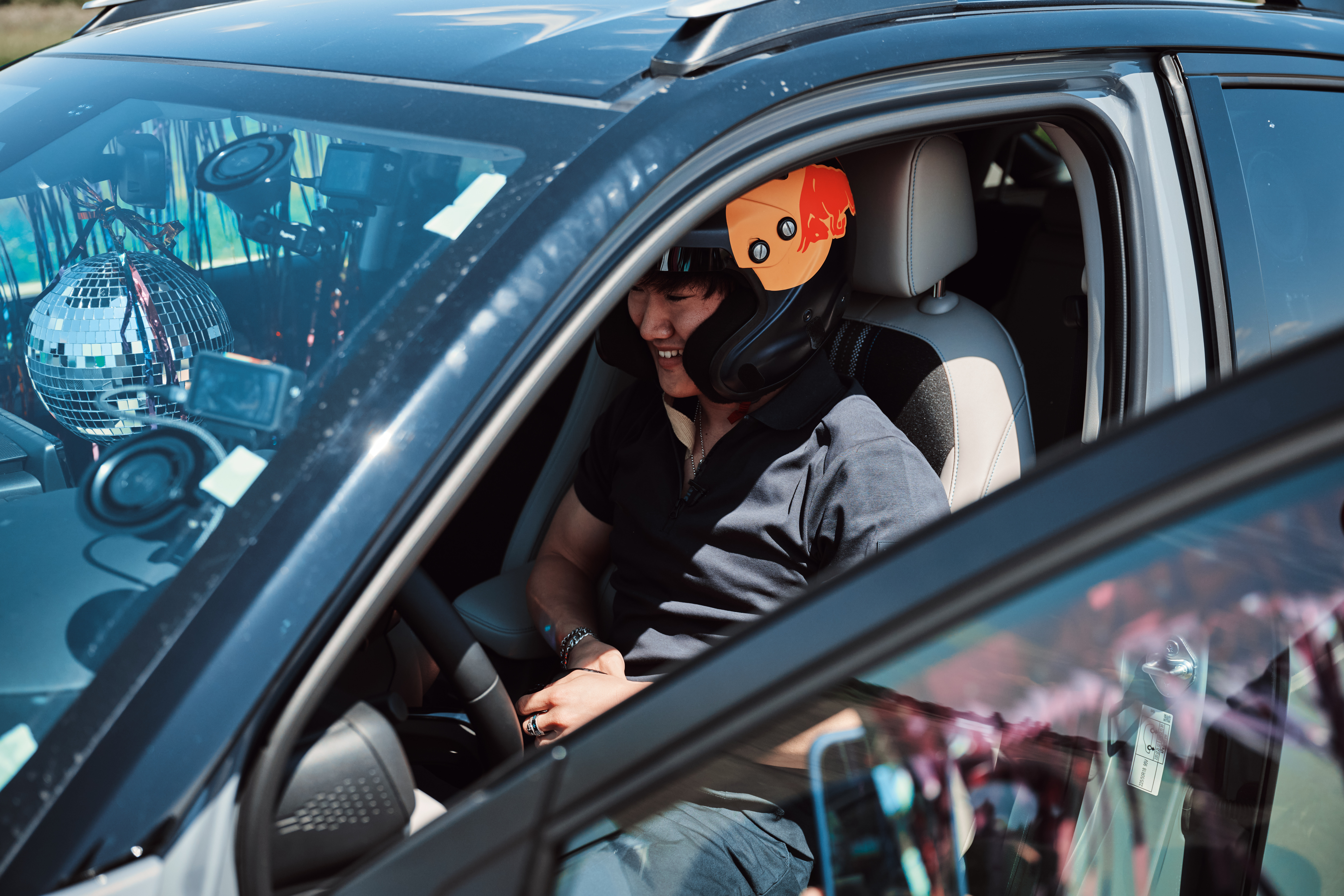 Detailní záběr Júkiho sedícího ve voze HR-V