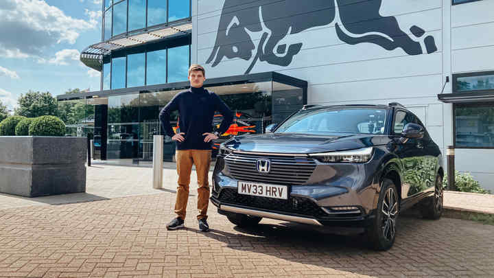 Max Verstappen stojící vedle vozu Honda HR-V