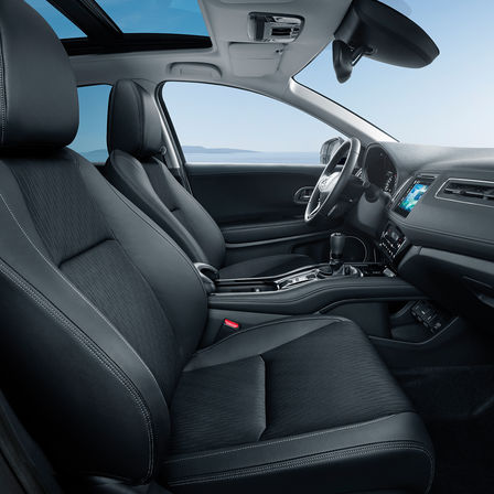 Boční pohled na sedadla interiéru a přístrojovou desku modelu Honda HR-V