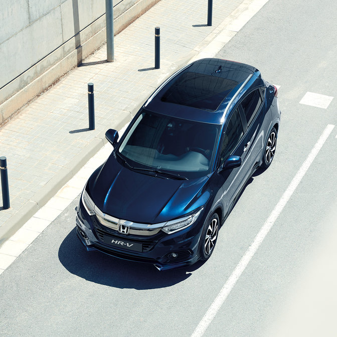Pohled shora na model Honda HR-V v městském prostředí