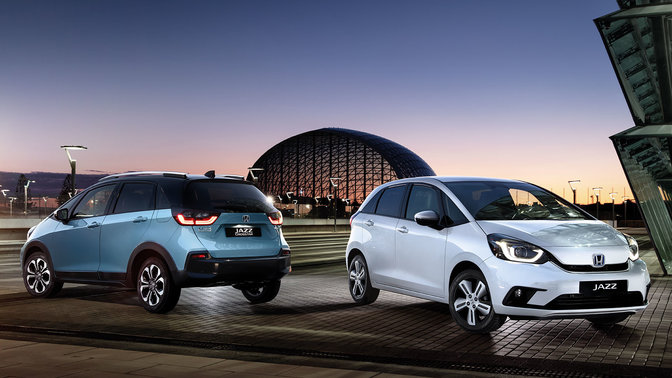 Tříčtvrtinový pohled zepředu a zezadu na model Honda Jazz zaparkovaný v noci