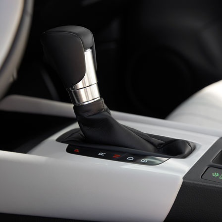 Detailní záběr na řadicí páku modelu Honda Jazz