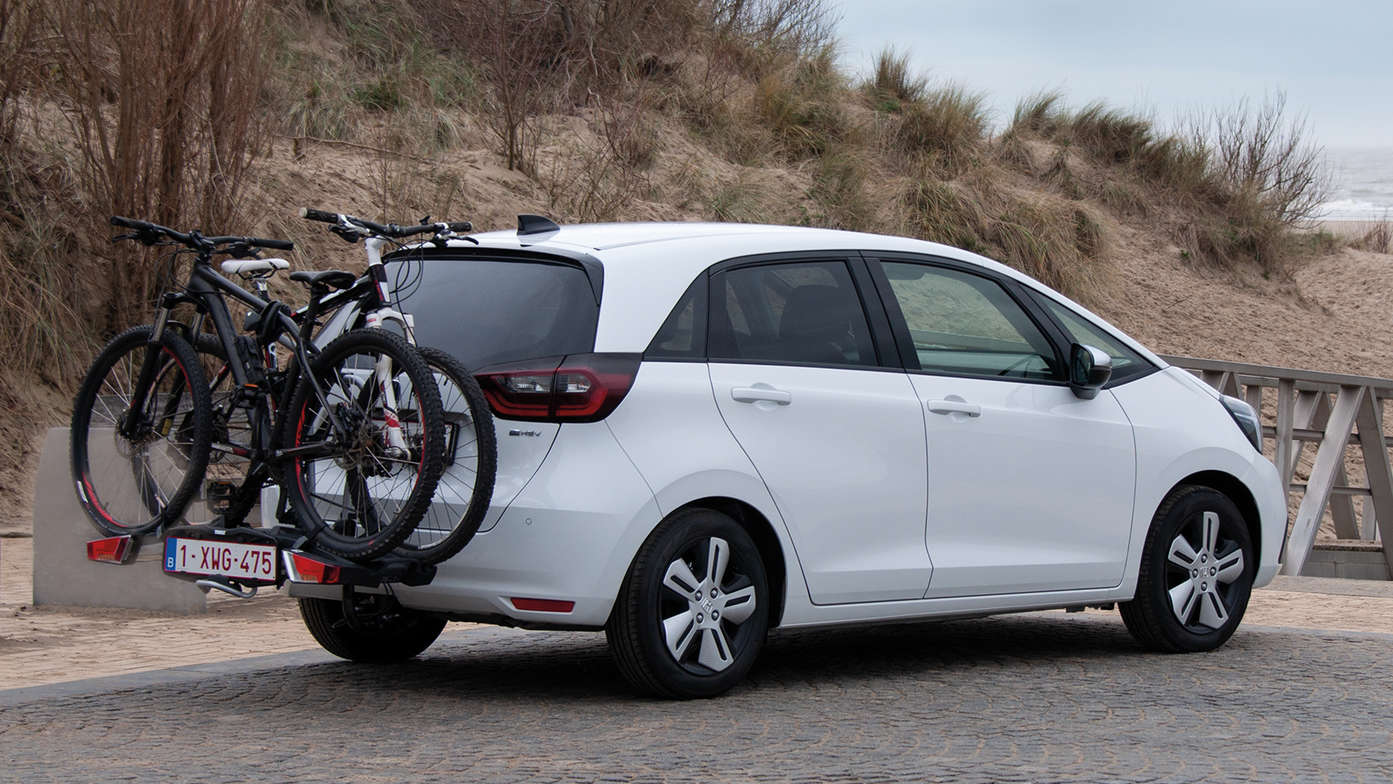 Tříčtvrtinový pohled zezadu na Jazz Hybrid s nosičem jízdních kol